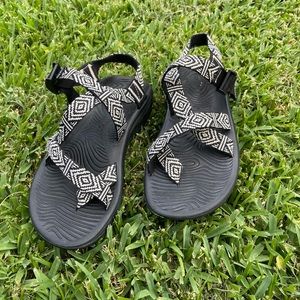 Women’s Chaco Sandals sz 7 Aztec